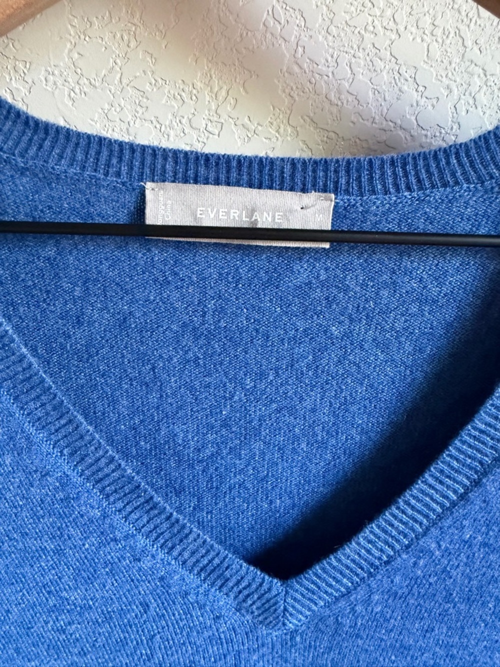 Everlane Women's Blue Cashmere V-Neck Sweater - Picture 2 of 2